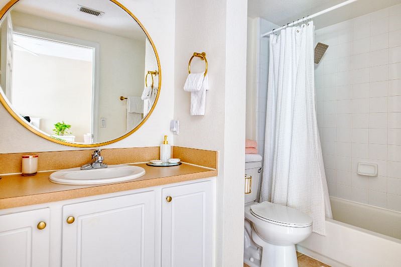 Master bedroom bath with rainfall shower head