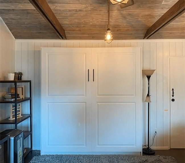 King size murphy bed that is super easy to use!