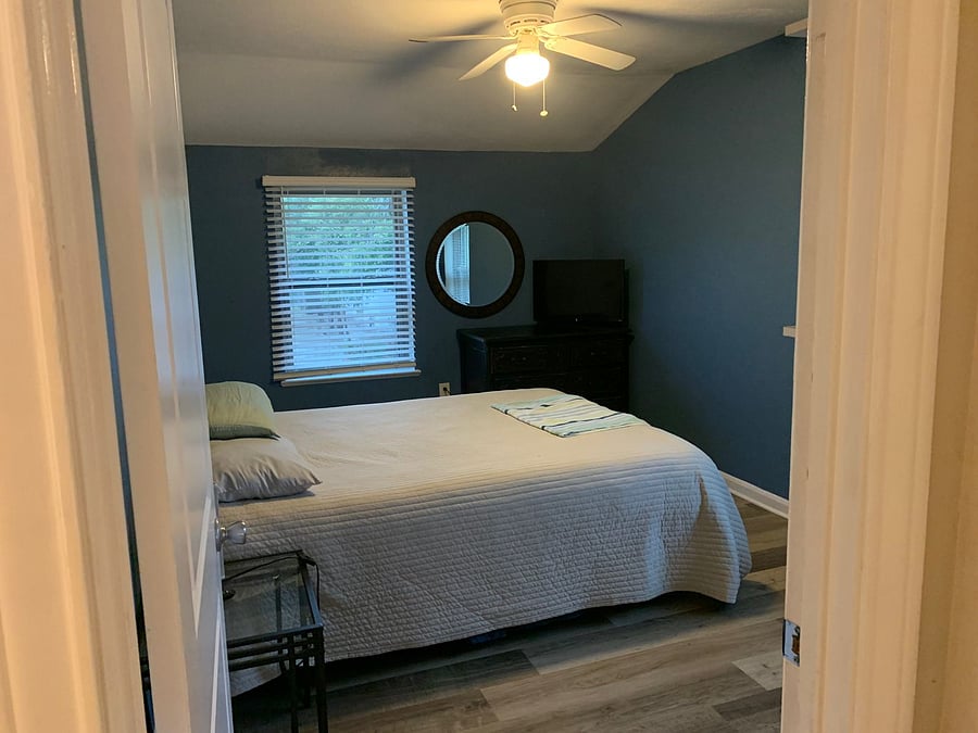 4 bedroom queen bed