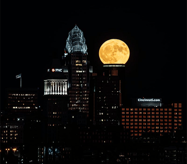 


Full Moon over the city