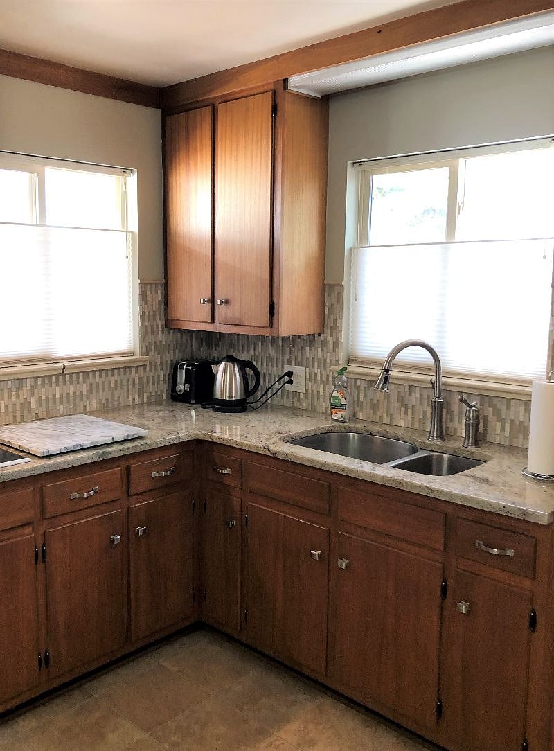 plenty of cabinet space, granite counters