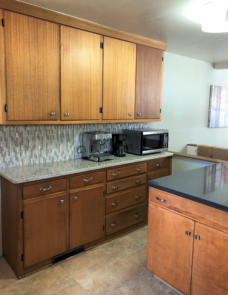 Additional counter space to facilitate preparing your gourmet meals!