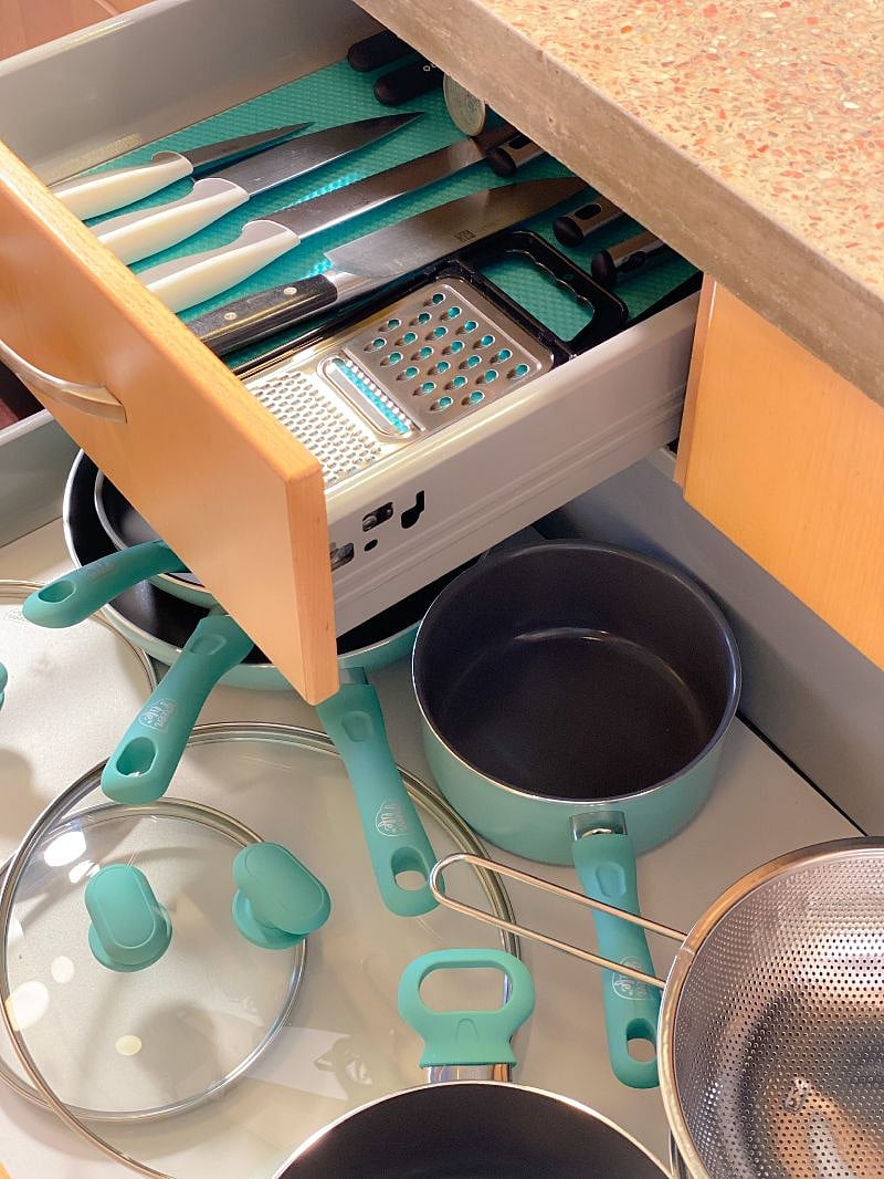 Cookware, cutlery and many other kitchen accessories are provided.