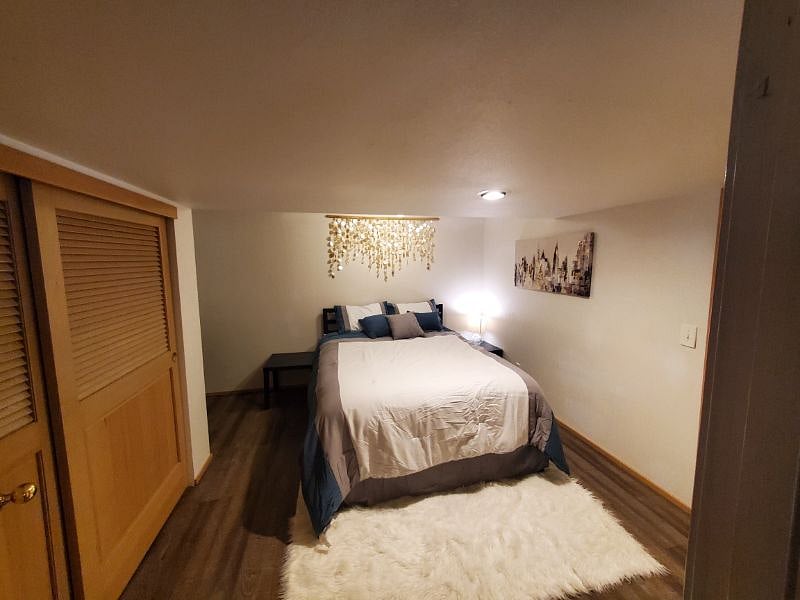 Bedroom w/ walk in closet