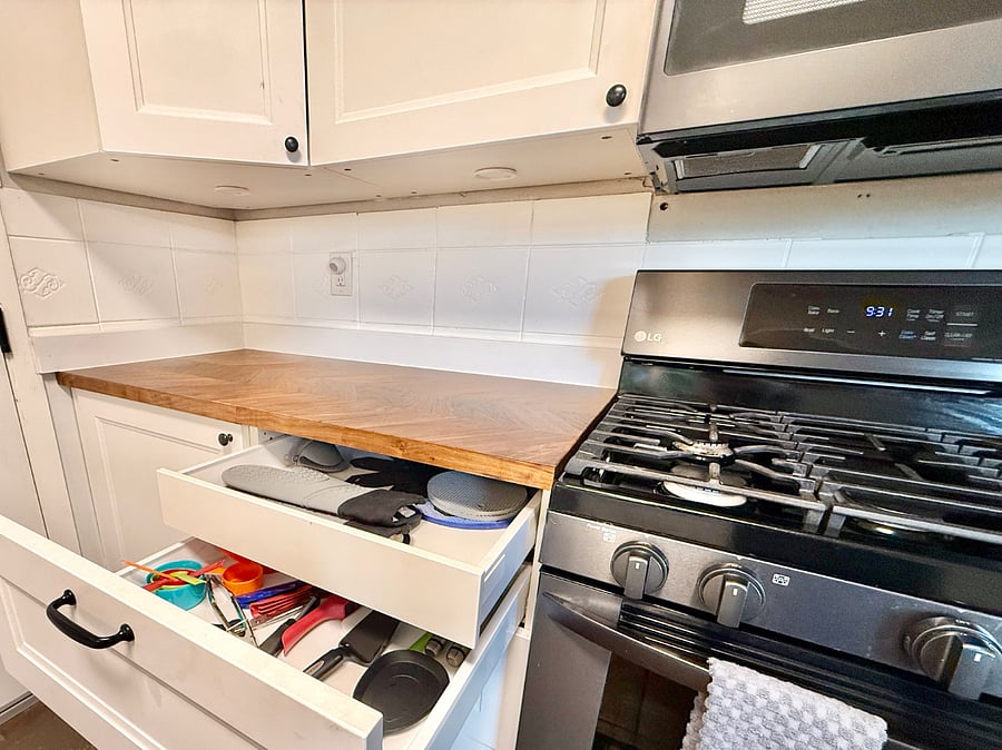 Beautiful kitchen overlooking the backyard. New appliances, extra-large sink, tri-level dishwasher, gas stove, and French door refrigerator with unique with dual access door.
Video walkthrough:
https://youtu.be/KUU2CeFw0Gk?si=IB1Gr6XOI5VLr58Z