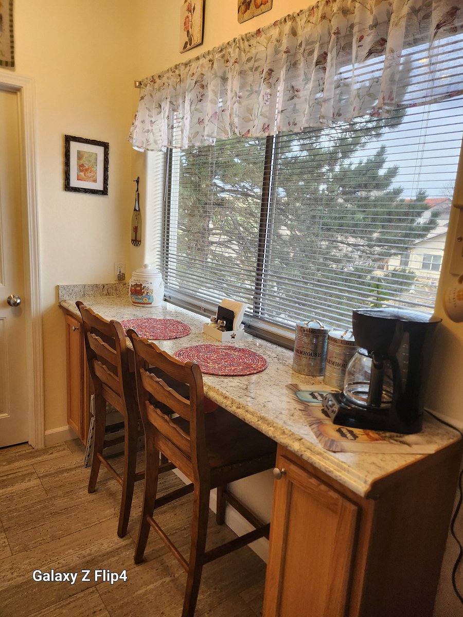 KITCHEN BAR- AT THE END IS ELECTRIC PLUG WITH USB 