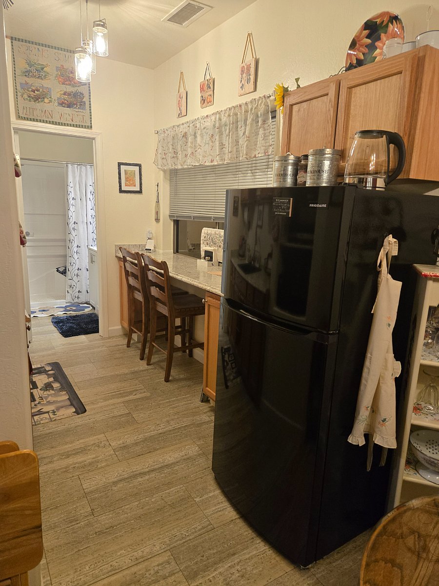 Refrigerator-freezer with ice maker 