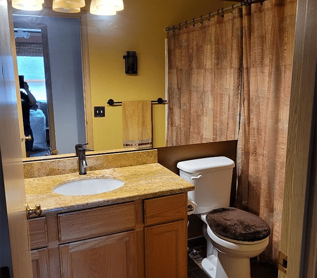 Full Size Bathroom w/Tub & Shower Combo