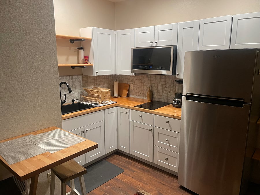 Studio kitchenette. Private entrance.