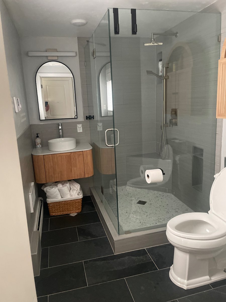 Main level barhroom