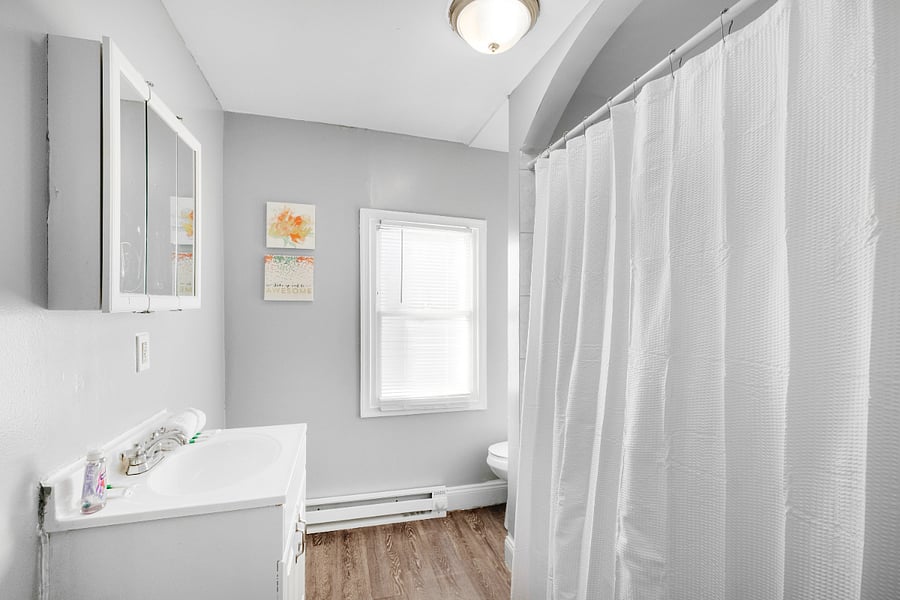 ChatGPT said:
A white bathroom features crisp, clean surfaces and minimalist fixtures, creating a bright, airy space that feels both refreshing and timeless.
