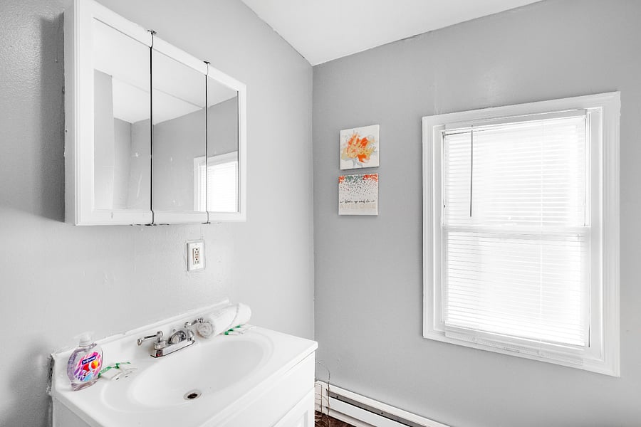 ChatGPT said:
A white bathroom features crisp, clean surfaces and minimalist fixtures, creating a bright, airy space that feels both refreshing and timeless.