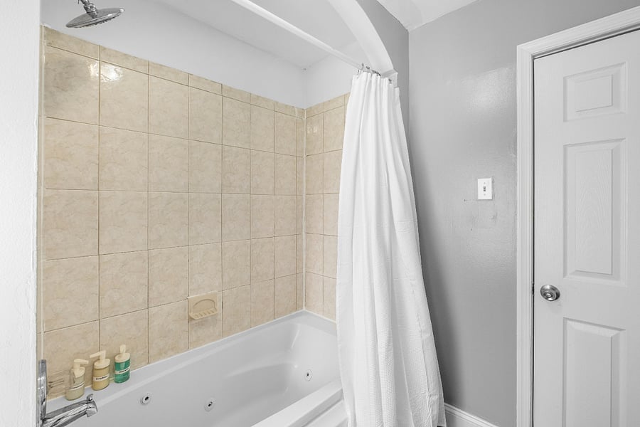 ChatGPT said:
A white bathroom features crisp, clean surfaces and minimalist fixtures, creating a bright, airy space that feels both refreshing and timeless.