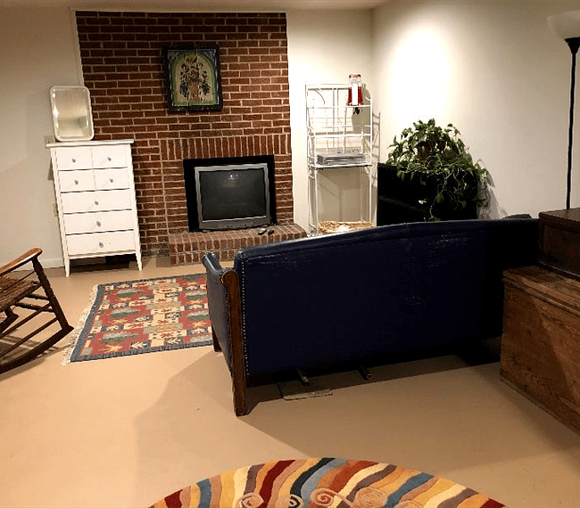 LR area with Netflix, You Tube, Pandora available