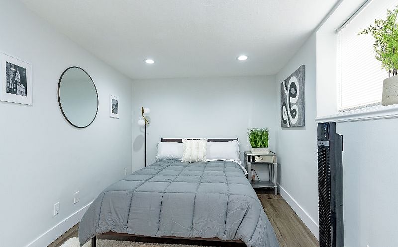 Second bedroom with queen sized bed and full closet