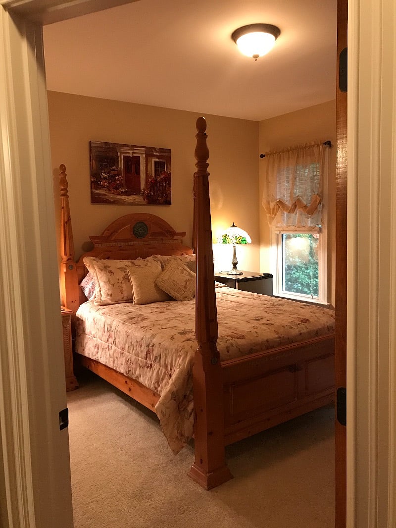 4 post bed - All linens included