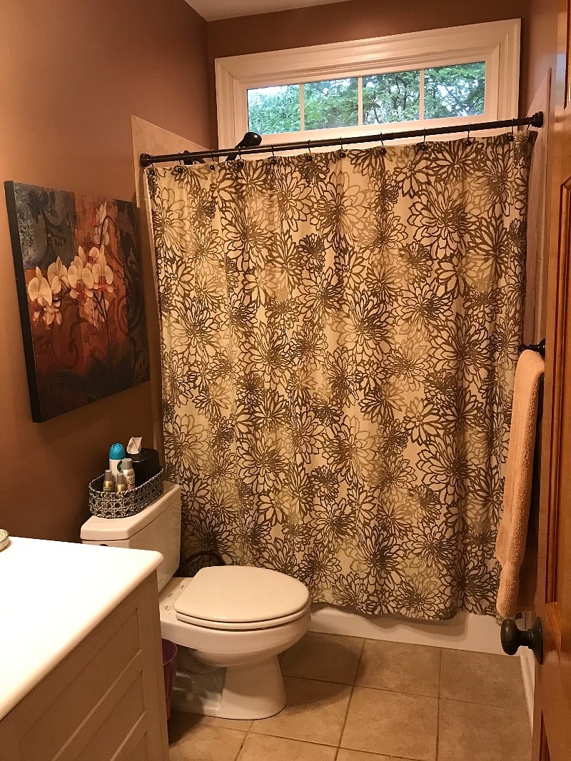 Full bathroom - Towels included