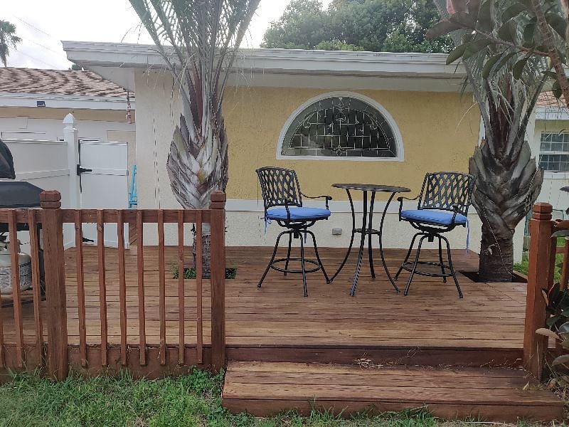 Backyard deck w grill