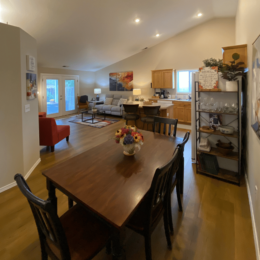 Spacious Vaulted great room living/kitchen/dining 