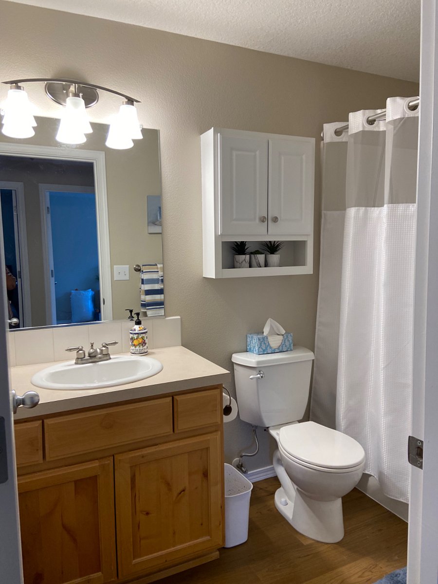 Second Bathroom with shower/bathtub