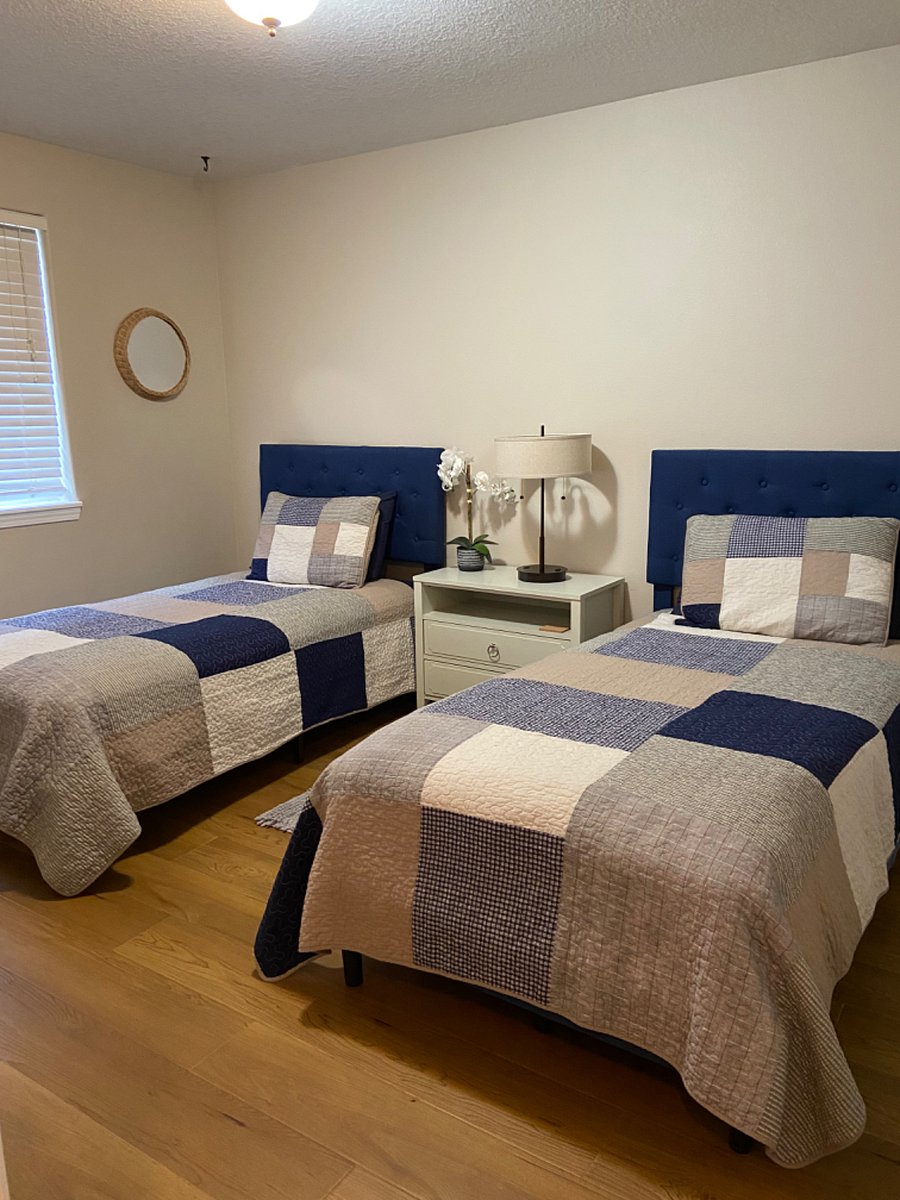 2nd bedroom twin beds and walk-in closet