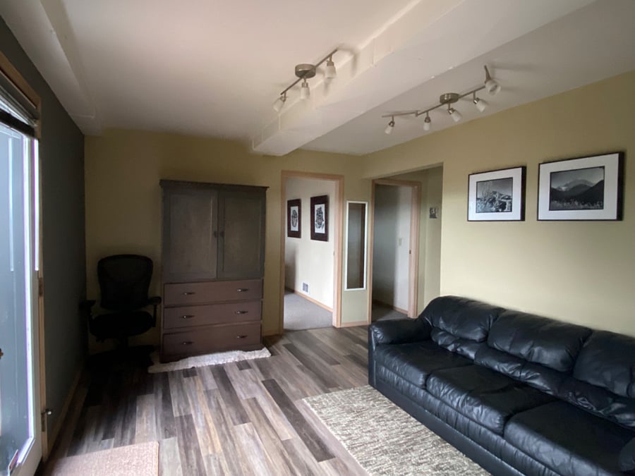 Entry room/office space