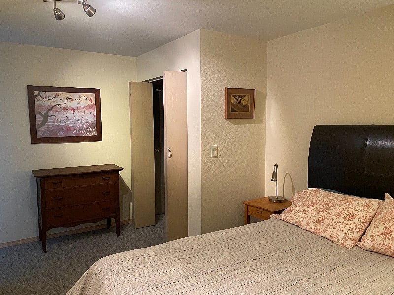 Bedroom 2 / Queen bed