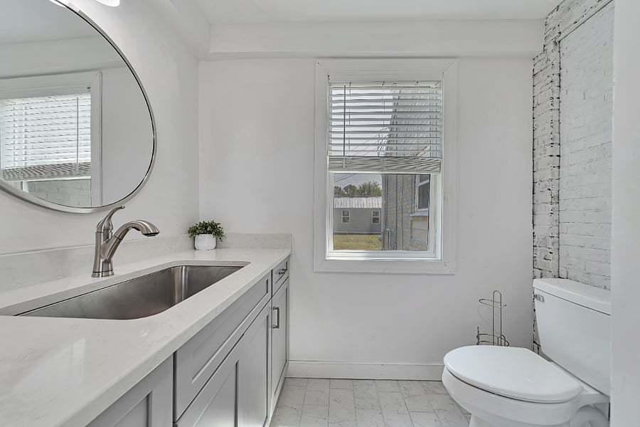 1/2 bath 1st floor 