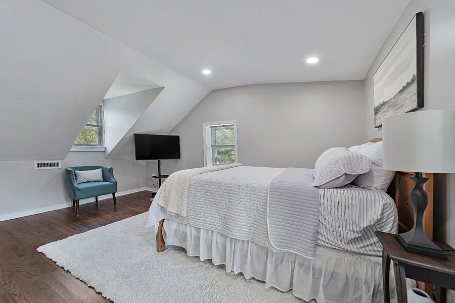 2nd floor Queen bed with full bath