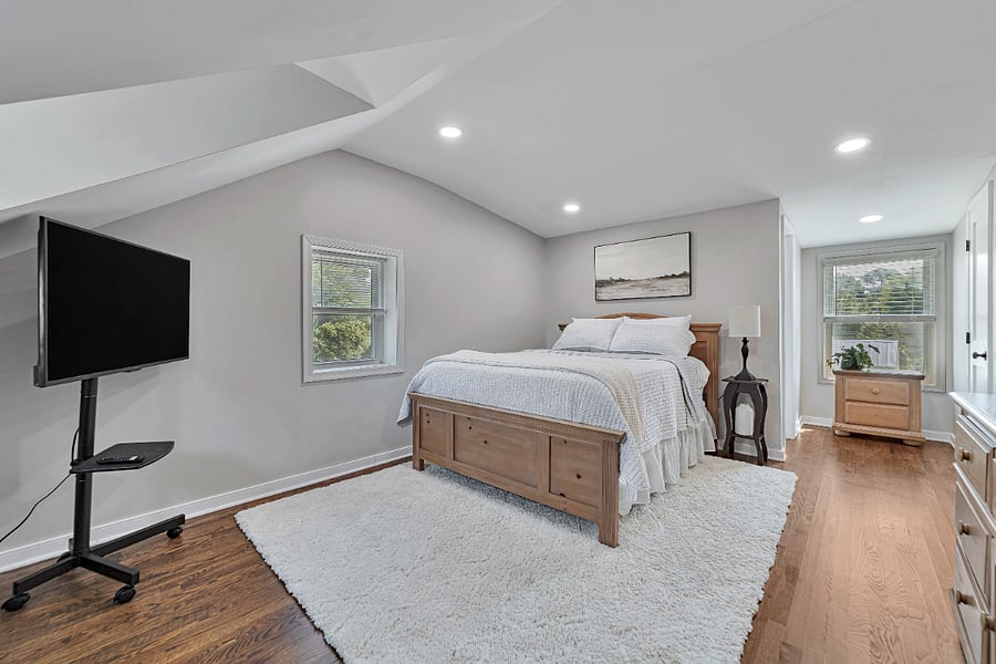 2nd floor with Queen bed with full bath