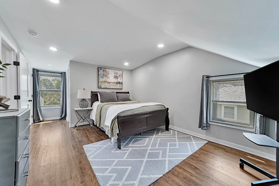 2nd floor with Queen bedroom with full bath