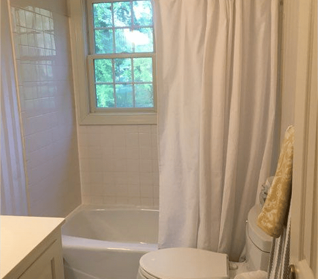 Shower/tub bathroom