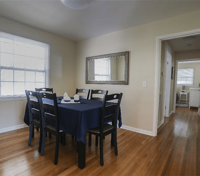 Dining room seats 6 to 8