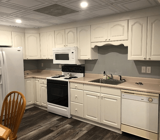 Full kitchen with an electric stove/oven.
Dishes, cookware, and kitchen towels included.