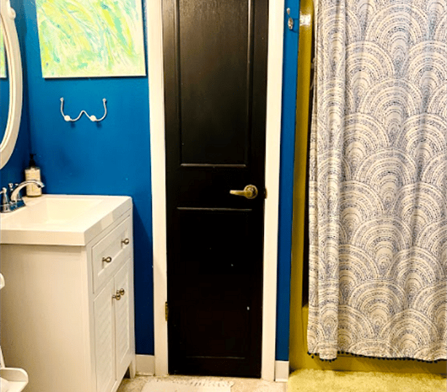 One last view of the bathroom- it's huge!