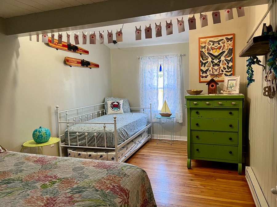 Trundle bed in third bedroom