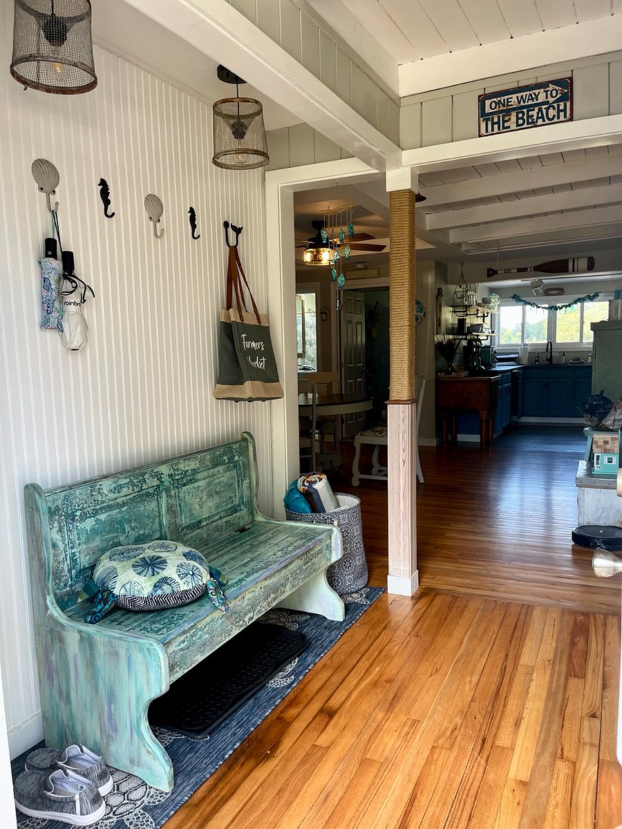 Entryway with storage