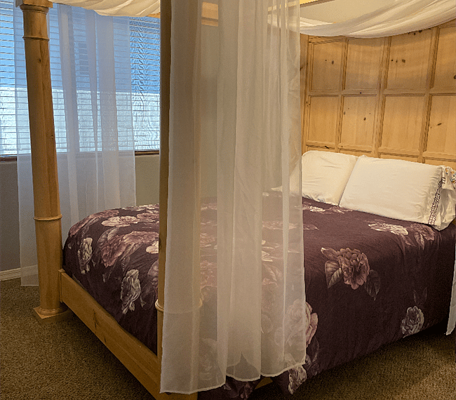 Bedroom 1 Queen bed