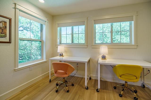 Double workstation, light and bright, living in the trees.
