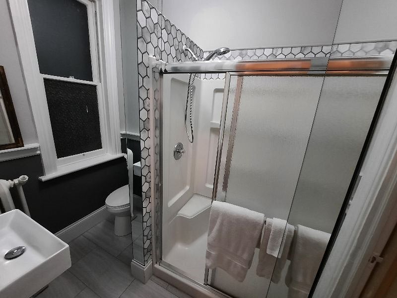 4' shower (the trim on the shower doors is chrome, not sure why the refection shows it as orange-y.. ?)