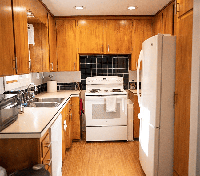Kitchen with all major appliances