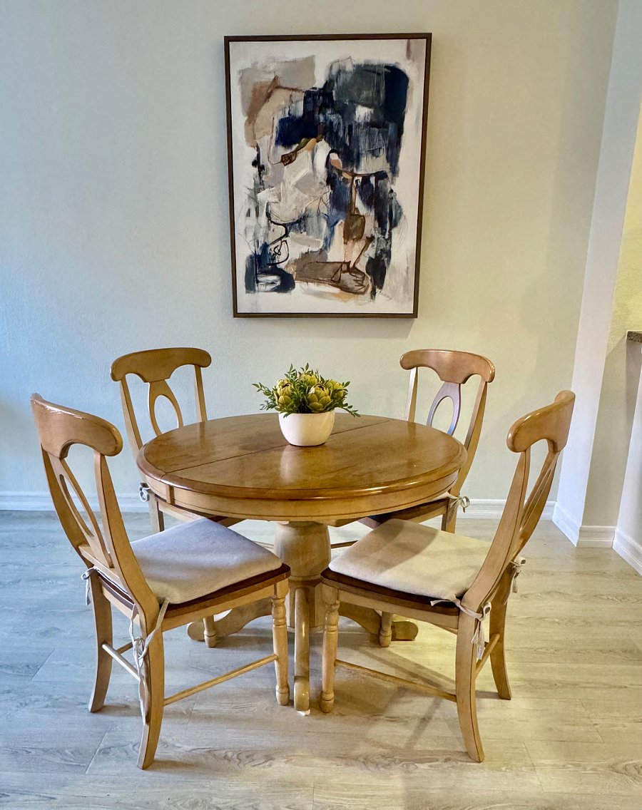 Dining table can extend to comfortably sit 6 