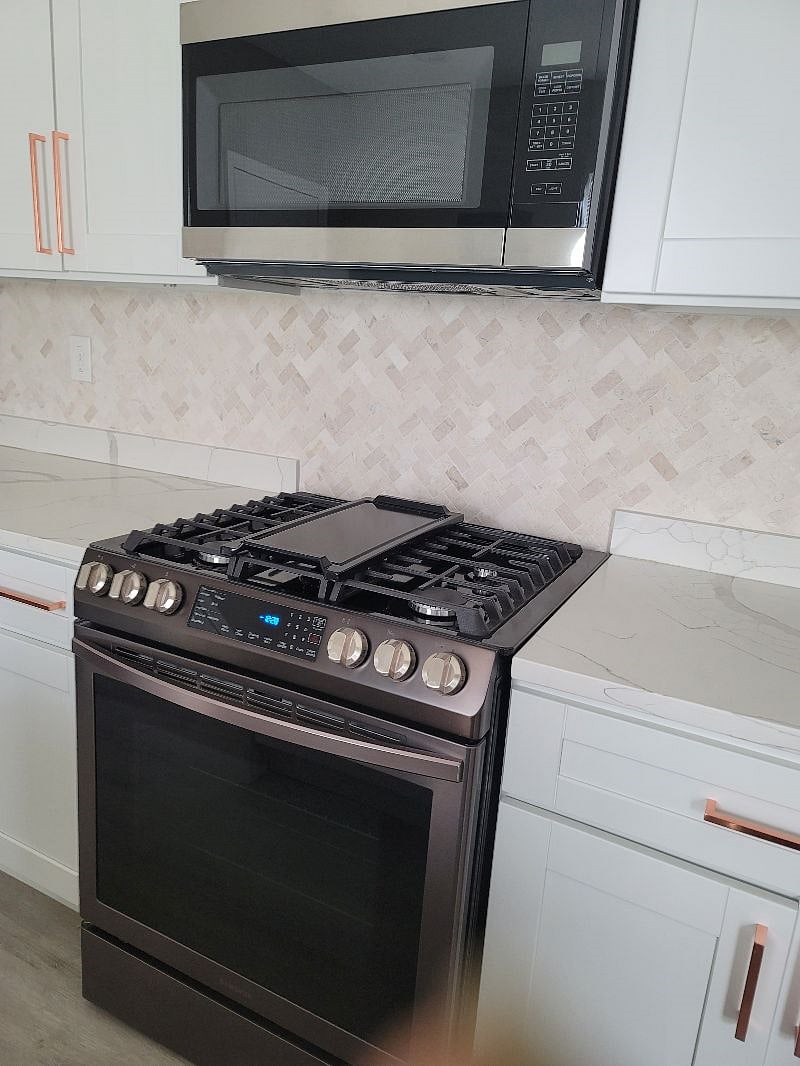 Full oven and quartz finish countertops