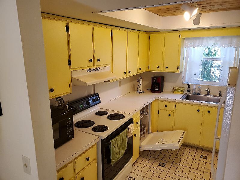 Kitchen with dishwasher