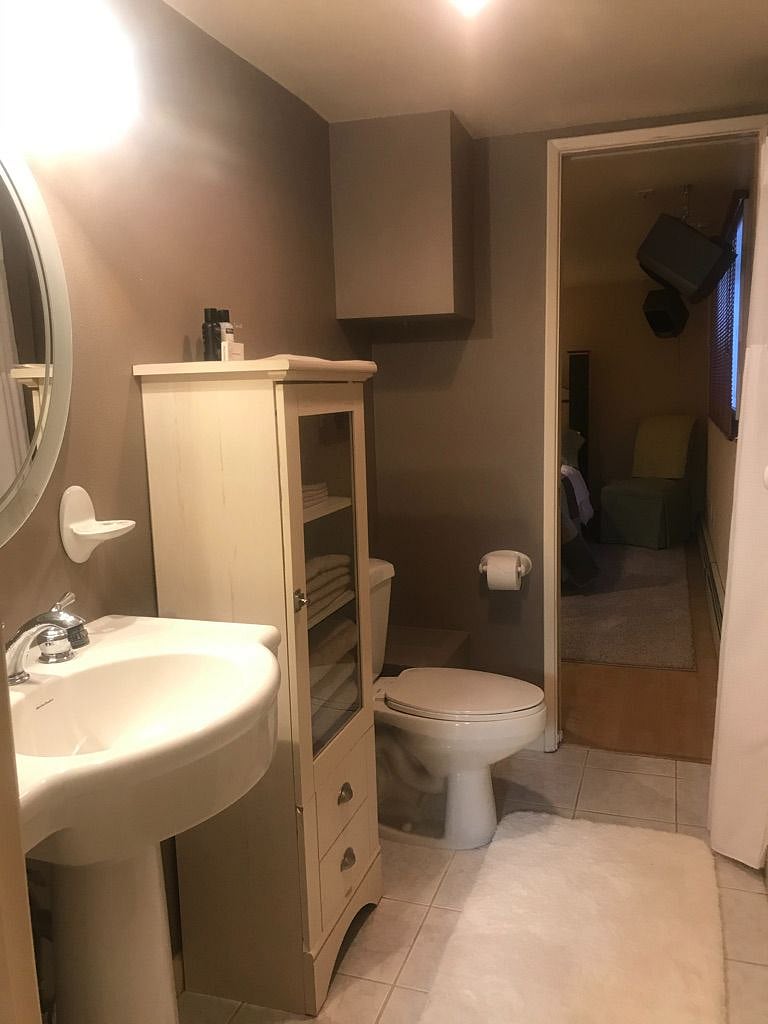 Private suite - guest bathroom