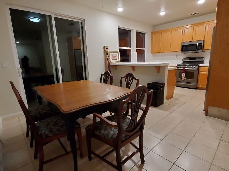 DINING AREA & COUNTER