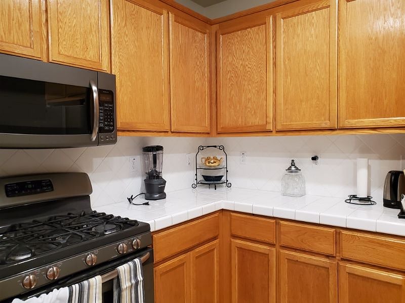 GAS STOVE.MICROWAVE. + 2 REFRIGERATORS. FUN CHEF'S KITCHEN 