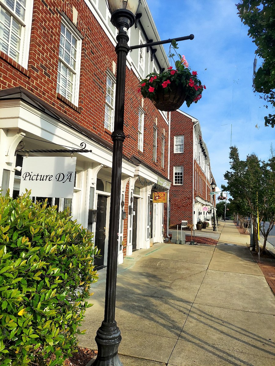 The Southside Neighborhood has a restaurant, a cafe, hair/barber salons, a yoga studio, and various boutiques