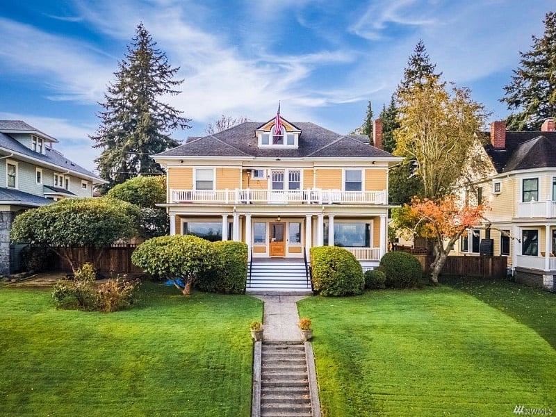 The home pictured is 3 doors down from the apartment. It is a very quiet and safe neighborhood. Walking from the apartment to Wright Park there are so many century old homes. It is a lovely walk at anytime of the year.