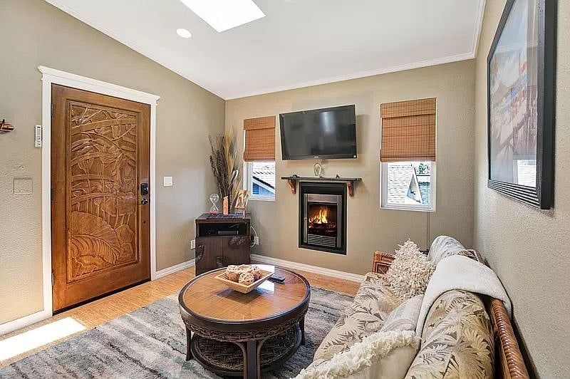 Gas fireplace for heating. Flatscreen TV has Roku for access to all your favorite streaming services.